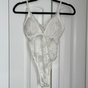 WHITE LACE BODYSUIT